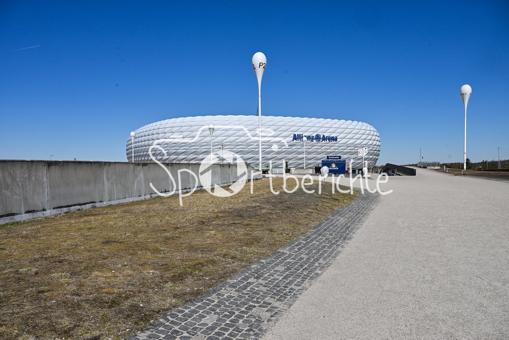 Allianz Arena | Die Esplanade in Muenchen Froettmaning mit Blick auf die Allianz Arena, Symbolbild