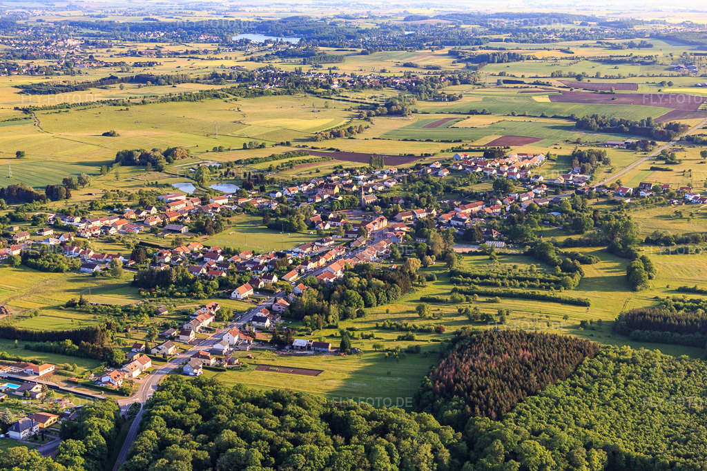 Luftbild: Ortsansicht aus Norden in Grundviller im Bundesland Moselle in Frankreich. – Foto: IMG_107351.jpg vom 19.05.2018 durch Werner Riehm/FLY-FOTO.de – Auflösung des Originals: 5472 x 3648 px