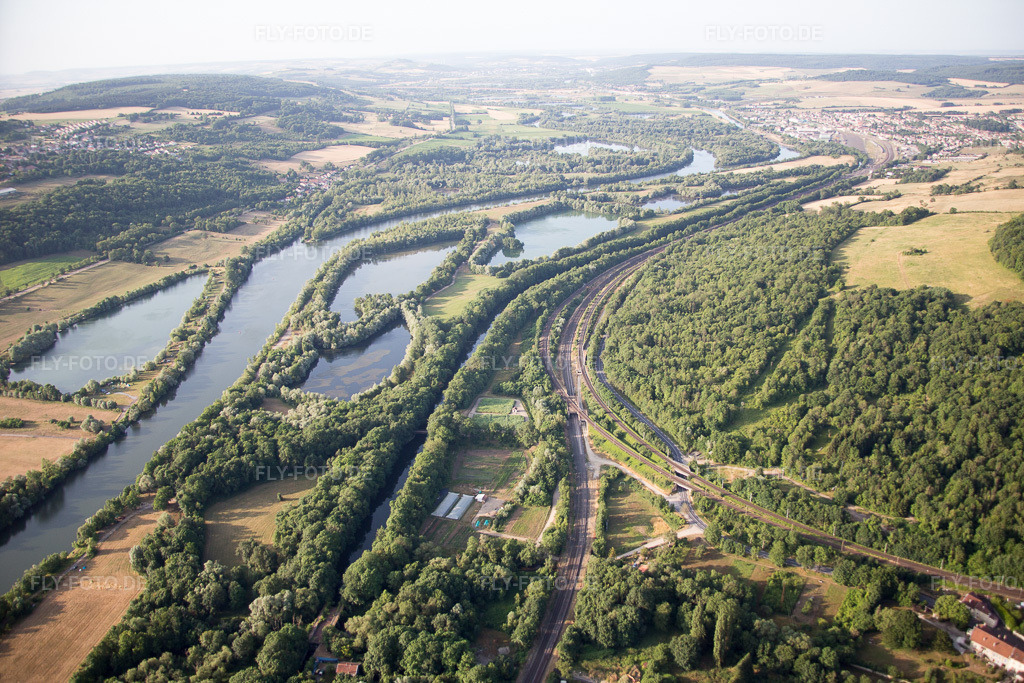 Luftbild: Ortsansicht in Arnaville im Bundesland Meurthe-et-Moselle in Frankreich. Foto: IMG_083249.jpg vom 12.07.2015 durch Werner Riehm/FLY-FOTO.de
