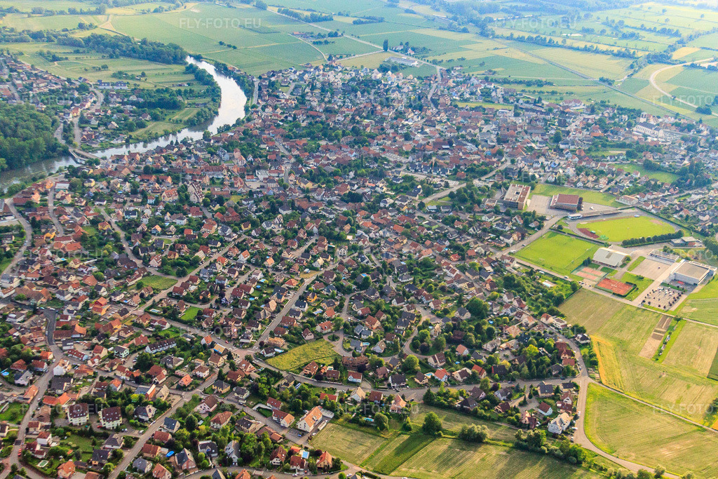 Vue aérienne: Vue de la ville depuis le nord-est, sur les rives de la rivière Ill à La Wantzenau dans le département Bas Rhin, France.Photo: IMG_28873.jpg prise le 14/06/2010 par Werner Riehm/FLY-FOTO.euRésolution de l'original: 4752 x 3168 px