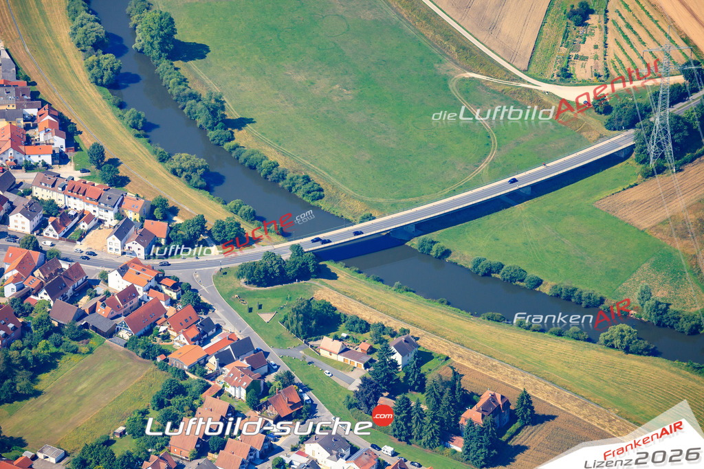Die Luftaufnahme der Stadt Hallstadt wurde vom UL-Flugzeug heraus erstellt ( keine Drohne )- hohe Auflösung für beste Qualität