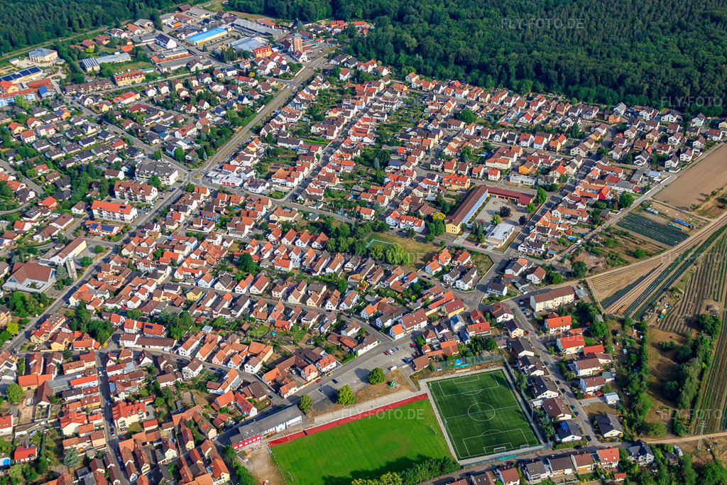 Luftbild: Schulstr in Jockgrim im Bundesland Rheinland-Pfalz in Deutschland. Foto: IMG_40513(39417).jpg vom 29.05.2011 durch Werner Riehm/FLY-FOTO.de