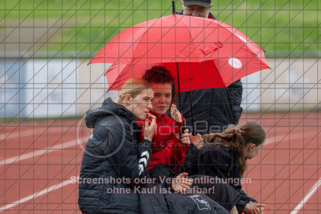 20250504_141303_0294 | #,1.FC Donzdorf (rot) vs. TSV Frommern (schwarz), Fussball, Frauen-Verbandsliga Württemberg, 18. Spieltag, Saison 2024/2025, Rasenplatz Lautertal Stadion, Süßener Straße 16, 73072 Donzdorf, 04.05.2025 - 13:00 Uhr,Foto: PhotoPeet-Sportfotografie/Peter Harich
