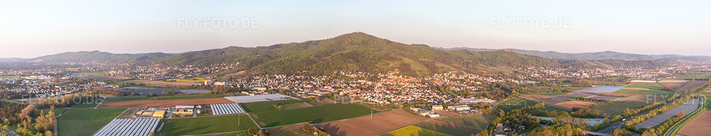 Luftbild: Panorama - Perspektive der Wald und Berglandschaft des Melimbokus am Rand des Odenwald in Zwingenberg im Bundesland Hessen in Deutschland. Foto: IMG_077844-Pano.jpg vom 23.04.2015 durch Werner Riehm/FLY-FOTO.de – Auflösung des Originals: 17507 x 3345 px