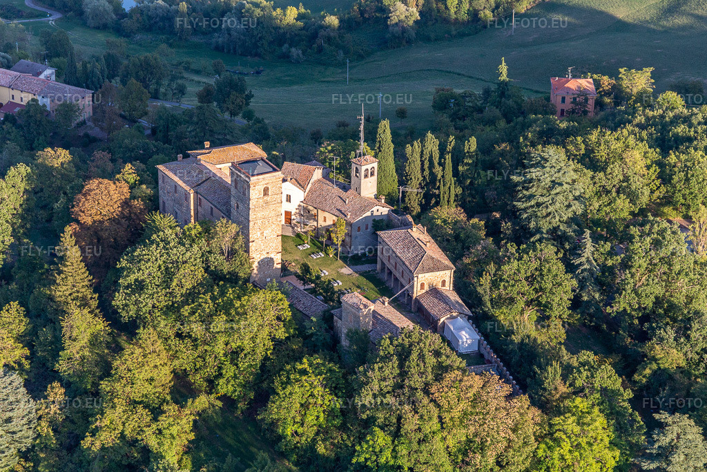 Vue aérienne: Château de Montegibbio Château de Montegibbio à le quartier Il Poggio in Sassuolo dans le département Modena, Italie. Photo: IMG_134661.jpg prise le 19/09/2022 par Werner Riehm/FLY-FOTO.eu – Résolution de l'original: 4971 x 3314 px – Castello Di Montegibbio