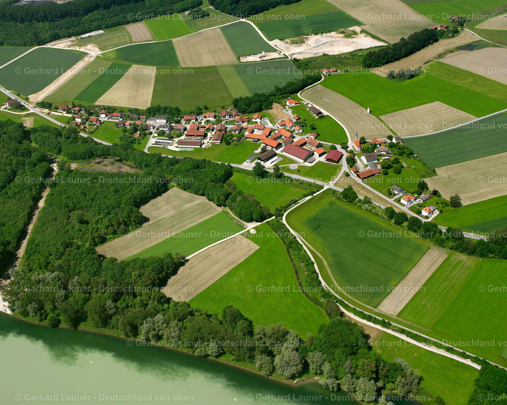 2600364 | NEUHOFEN 09.06.2006 Landwirtschaftliche Nutzflächen und Feldgrenzen  umsäumen das Siedlungsgebiet des Dorfes in Neuhofen im Bundesland Bayern, Deutschland // Agricultural land and field boundaries surround the settlement area of the village  in Neuhofen in the state Bavaria, Germany Foto: Gerhard Launer