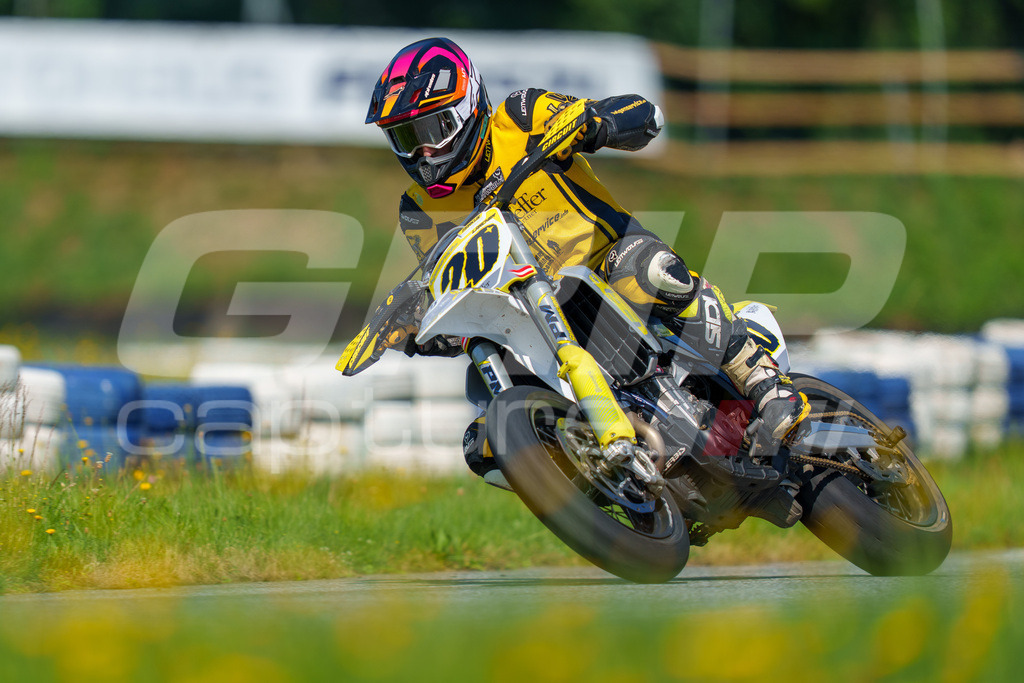 SuperMoto_Staatsmeisterschaft_Greinbach_323 | GRIPcapture steht für authentische Sportfotografie in Österreich – für Momente, die mehr sind als Geschwindigkeit oder Ergebnis. Es geht um Emotion, Spannung, Fokus und den Augenblick, der oft nur einen Wimpernschlag dauert.Ob Motorsport, Teamsport oder 