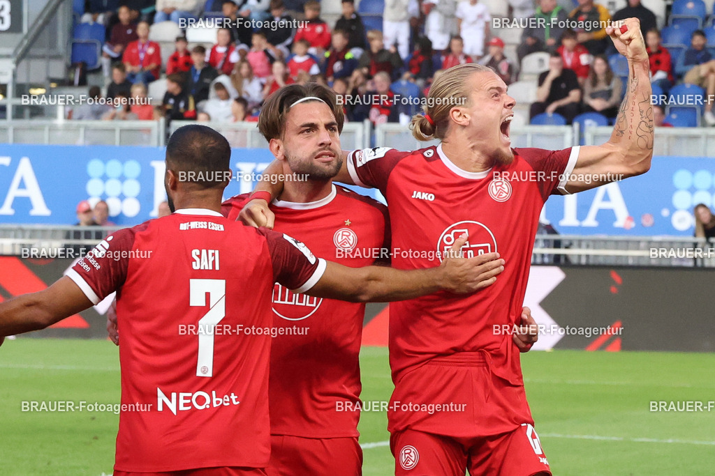 SV Wehen Wiesbaden - Rot-Weiss Essen | Wiesbaden, Deutschland, 22.08.2025Mannschaft (Rot-Weiss Essen) jubelt nach dem Tor zum 1:1während des drittliga Spiels zwischen SV Wehen Wiesbaden und Rot-Weiss Essen am 22.08.2025 in der BRITA-Arena in Wiesbaden. (Foto von Timo Bluhmki-Schmidt/Brauer Fotoagentur