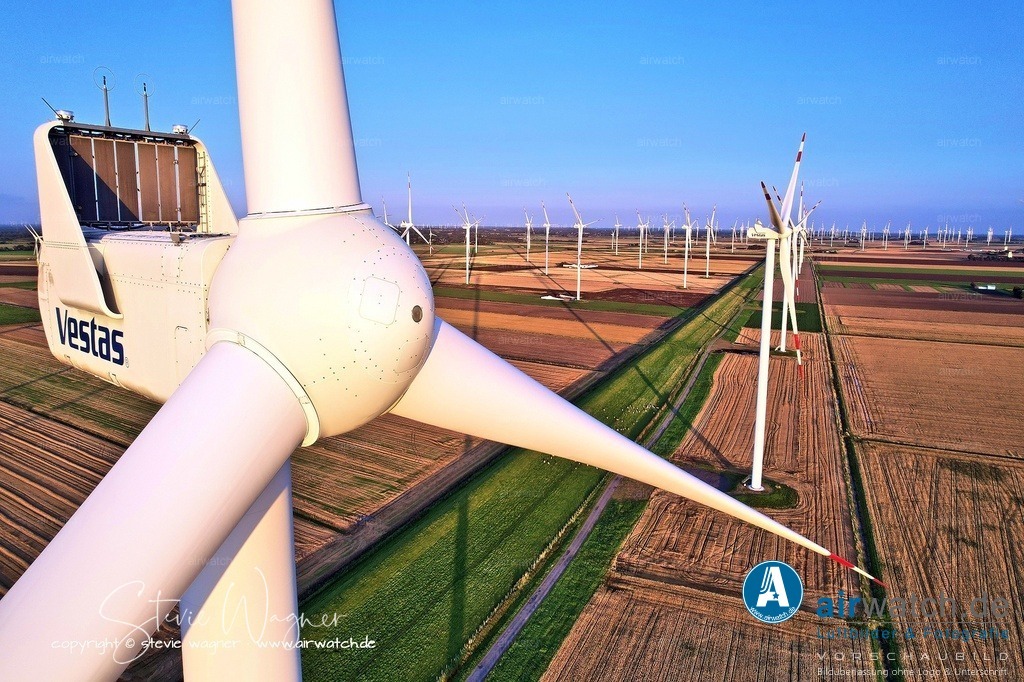 Windpark Gemeinde Reussenkoege in Nordfriesland - Luftbild | Entdecken Sie atemberaubende Luftbilder und Fotografien auf airwatch.de - Tauchen Sie ein in eine Welt voller faszinierender Aufnahmen aus der Vogelperspektive.