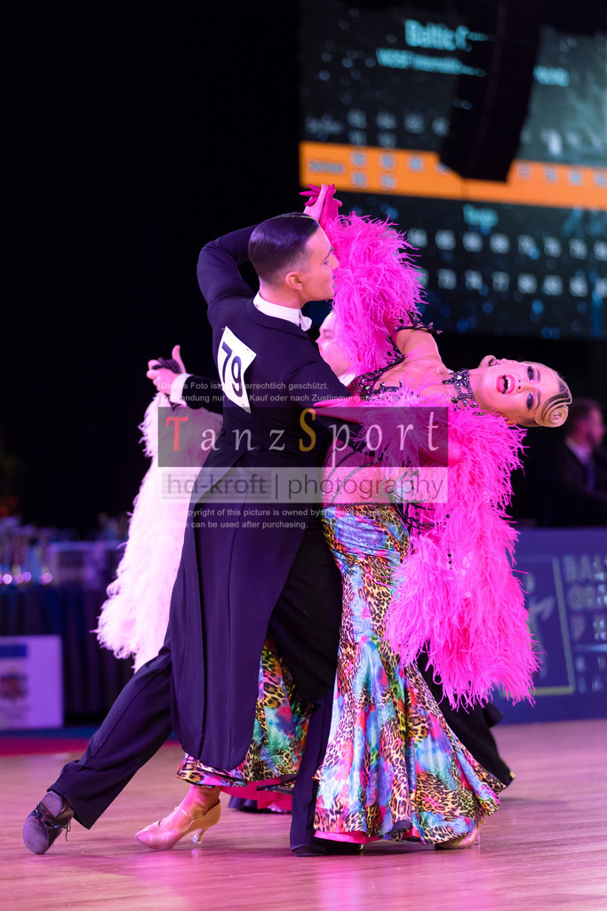 20241215_WDSF_Int_Open_Std-Riga-9144 | Tanzsportbilder, Standardtanz, Lateintanz, WDSF, DTV, LTVB, dancecomp, goc, hessen tanzt, blaues band der spree, walzer, tango, wiener walzer, slowfox, quickstepp, samba, rumba, cha-cha-cha, paso doble. jive, hd-kroft photography, turniertanzsport