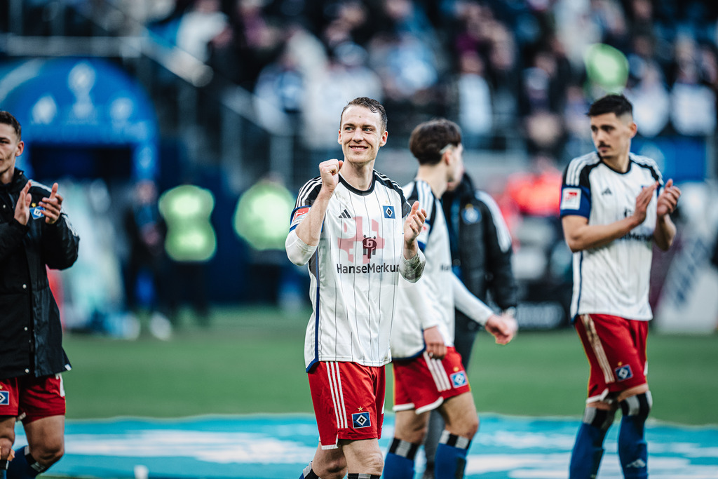 Fußball | Männer | Saison 2023/2024 | 2. Fußball-Bundesliga | 23. Spieltag | Hamburger SV vs. SV 07 Elversberg | 25.02.2024 | Sebastian Schonlau (#4, HSV) ballt die Faust nach dem Sieg