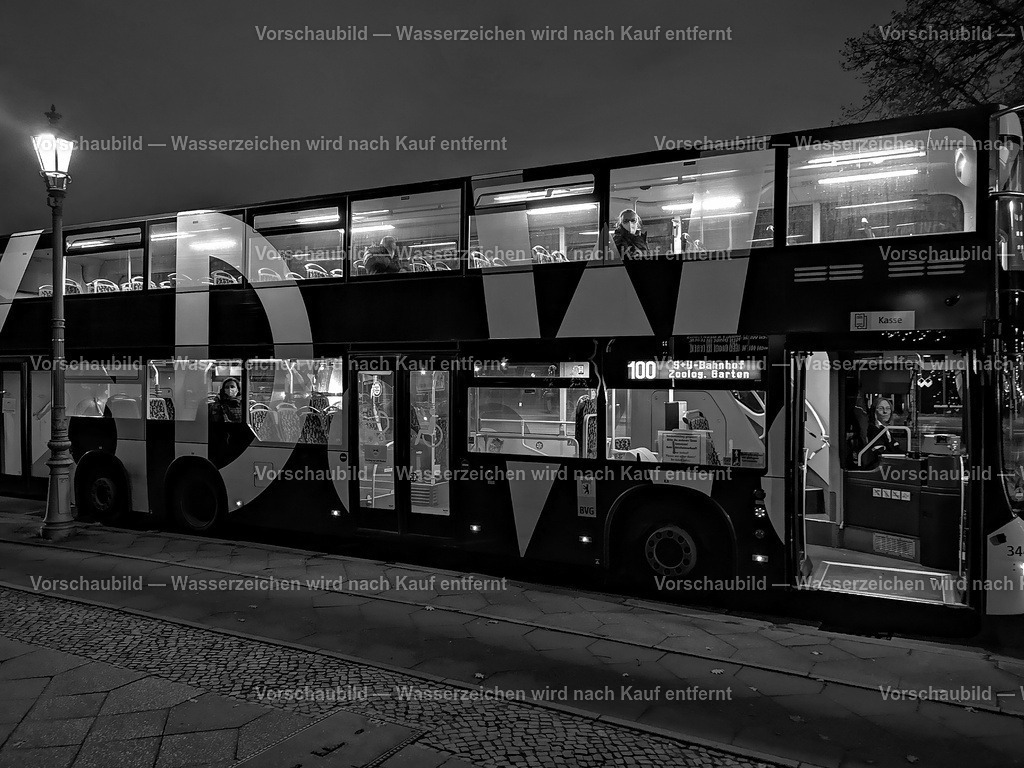 Doppeldecker bei Nacht | online Fotogalerie mit schwarz-weiß Fotografien und Shop für zeitlose  Poster und Leinwände in stilvollem schwarz weiß  - Realisiert mit Pictrs.com