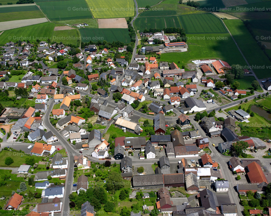2614143 | ZELL 09.06.2006 Ortsansicht der Straßen und Häuser der Wohngebiete in Zell im Bundesland Hessen, Deutschland // Town View of the streets and houses of the residential areas in Zell in the state Hesse, Germany Foto: Gerhard Launer