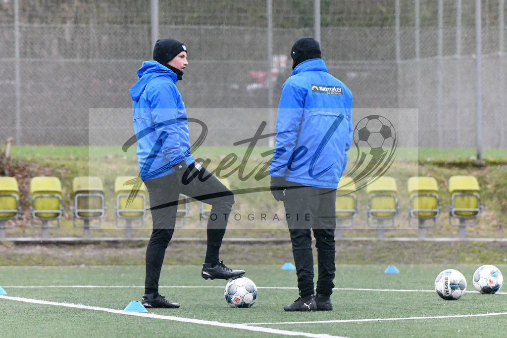 20200213_TRAOSN_0038 | Fussball, Herren: Co-Trainer Merlin Polzin (VfL Osnabrueck) schaut waehrend der Trainingseinheit des VfL Osnabrueck im Sportpark Illoshoehe am 13.02.2020 in Osnabrueck, Deutschland. - Realisiert mit Pictrs.com