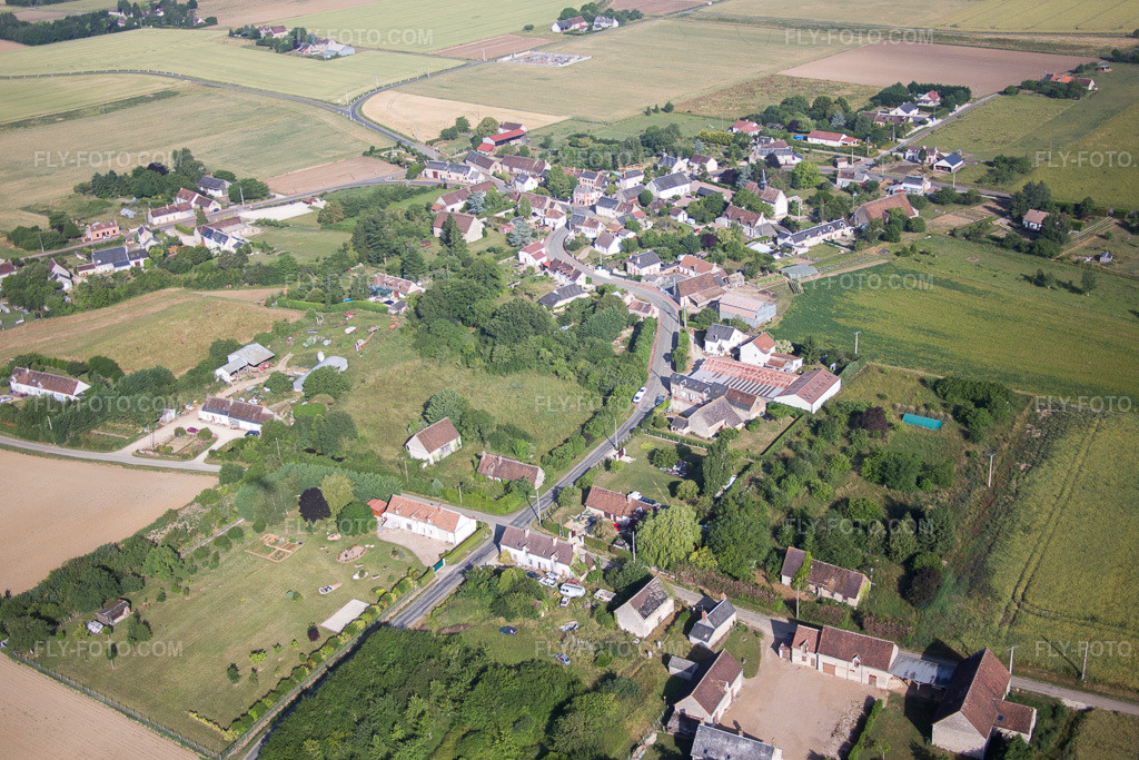 Aerial view: View of the town in Pray in the state Loir et Cher, France. – Photo: IMG_081064.jpg taken on 06/19/2015 by Werner Riehm/FLY-FOTO.com – Resolution of the original: 5036 x 3358 px