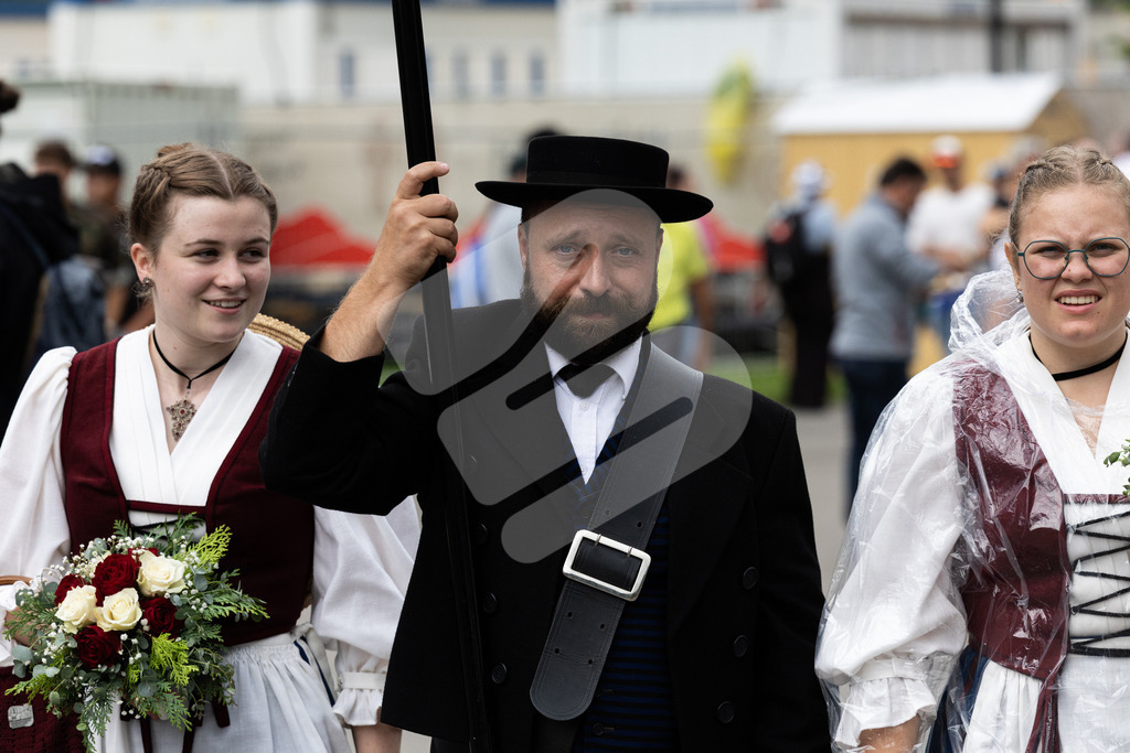 ESAF2025_Freitag_4149 | Die Schwinger des Schwyzer Kantonalen Schwingerverbandes: Fotos, die Dynamik und Leidenschaft festhalten, sowie emotionale Momente aus dem traditionellen Schwingsport zeigen. - Realisiert mit Pictrs.com