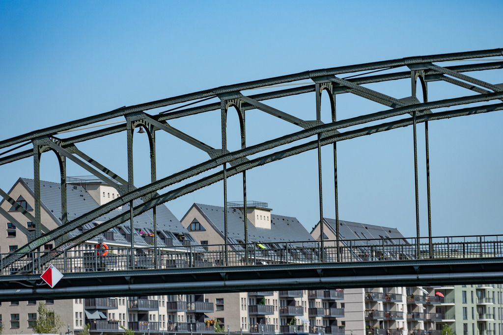 harmonisch dreieckig | Stützdreiecke der Groeßen Eiswerderbrücke vor Giebeldreiecken des Speicherballetts - Realisiert mit Pictrs.com