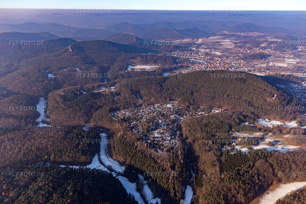 Luftbild: Winterlich schneebedeckte Ferienhaus- Anlage des Ferienparks Feriendorf Eichwald im Ortsteil Feriendorf Eichwald im Ortsteil Gossersweiler in Gossersweiler-Stein im Bundesland Rheinland-Pfalz in Deutschland. Foto: IMG_096335.jpg vom 21.01.2017 durch Werner Riehm/FLY-FOTO.de