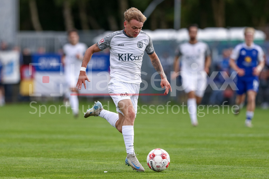 Fussball, Regionalliga Nord, BSV Kickers Emden - SV Meppen | Dominique Domröse (SV Meppen, 2) am Ball, Einzelbild, Ganzkörper, Aktion, Action, Spielszene