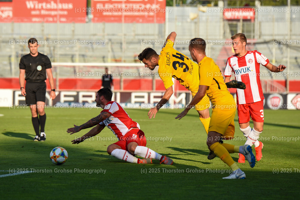 Fussball, 3. Liga, Wuerzburg Kickers vs. SG Sonnenhof Grossaspach, 30.07.2019 | Fussball, 3. Liga, Wuerzburg Kickers vs. SG Sonnenhof Grossaspach, 30.07.2019; in der Flyeralarm ARENA in Wuerzburg, (Deutschland)

Bild:  Dominic Baumann 9 (Wuerzburger Kickers), Nicolas Juellich 34 (SG Sonnenhof Grossaspach)

DFL REGULATIONS PROHIBIT ANY USE OF PHOTOGRAPHS as IMAGE SEQUENCES and/or QUASI-VIDEO. - Realisiert mit Pictrs.com