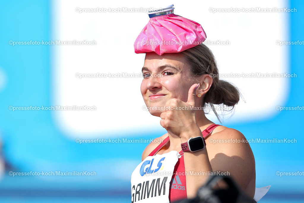 RT17062307003 | 17.06.2023, Leichtathletik, Mehrkampf-Meeting Ratingen, Tag 1, Stadion am Stadionring: Vanessa Grimm (GER, Königsteiner LV) hat gut Lachen und kühlt sich mit einem Eisbeutel auf dem Kopf ab