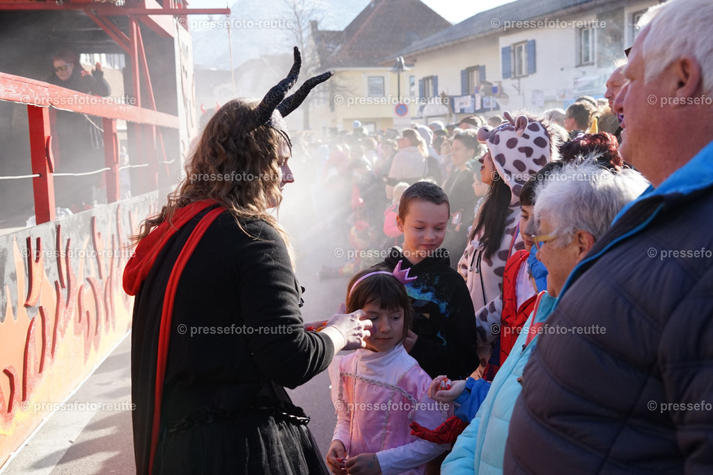 news-2023-Feb16-Unsinniger_Fasching_Reutte-sony-DSC02577 | Info aus dem Bezirk Reutte/Ausserfern Tirol sowie eine umfangreiche Bilddatenbank über die gesamte Region: Lechtal, Talkessel Reutte, Tannheimertal, Zwischentoren. Lech, Plansee, Zugspitze, Grenztunnel, B179, Fernpassstraße, Verkehr, Lawinen, Tradition, - Realisiert mit Pictrs.com