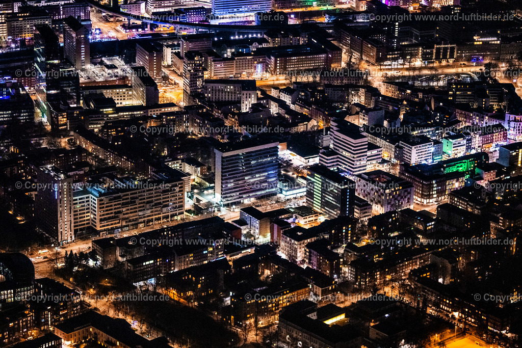 Hamburg_Steindamm_Nachtaufnahme_ELS_6880060325 | HAMBURG 06.03.2025 Nacht- Lichter und Beleuchtung Büro- und Unternehmensverwaltungs Hochhaus- Gebäude zwischen Kolbergstraße und Beim Strohhause an der Straße Steindamm im Ortsteil Sankt Georg in Hamburg, Deutschland. // Night lighting office and corporate management high-rise building between Kolbergstrasse and Beim Strohhause on street Steindamm in the district Sankt Georg in Hamburg, Germany. Foto: Martin Elsen