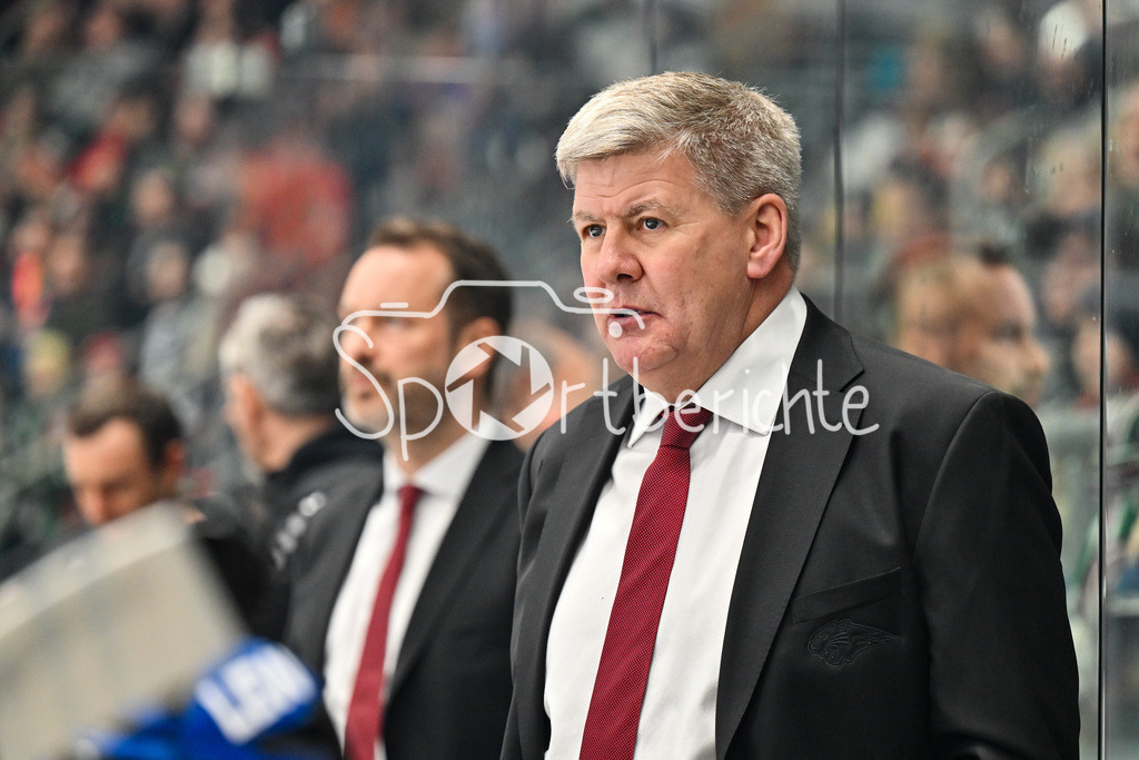 Augsburger Panther - Grizzlys Wolfsburg | AUGSBURG, GERMANY - 15. MARCH: Im Bild Bill PETERS Trainer Augsburger Panther / Einzelfoto / Freisteller während dem Match zwischen den Augsburger Panthern und den Grizzlys Wolfsburg am 52. Spieltag der Penny DEL im Curt Frenzel Stadion