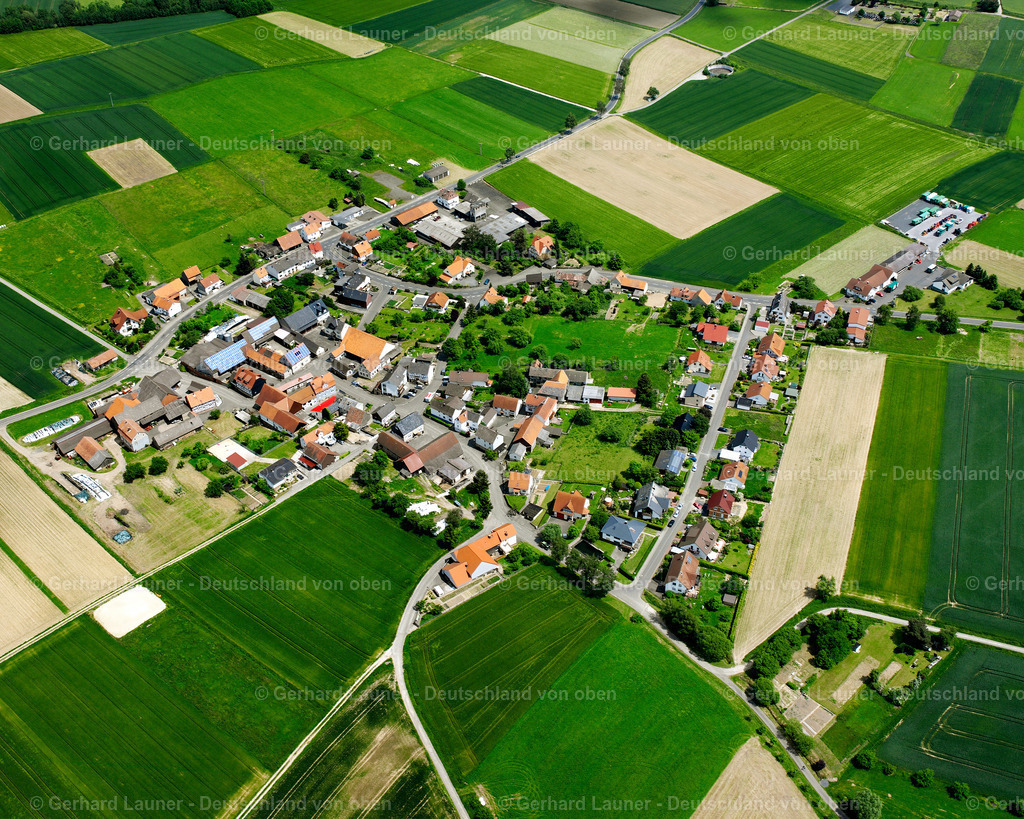 2614190 | GONTERSHAUSEN 09.06.2006 Landwirtschaftliche Nutzflächen und Feldgrenzen  umsäumen das Siedlungsgebiet des Dorfes in Gontershausen im Bundesland Hessen, Deutschland // Agricultural land and field boundaries surround the settlement area of the village  in Gontershausen in the state Hesse, Germany Foto: Gerhard Launer