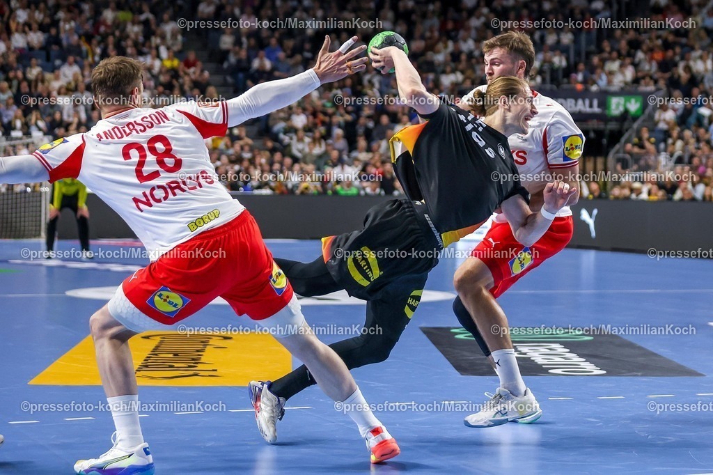 xKWIx17052601050 | 17.05.2026, xkwix, Handball, Länderspiel, Deutschland - Dänemark , Lanxess-Arena in Köln:  Juri Knorr (Germany #15) beim Torwurf und Zweikampf gegen Niclas Vest Kirkelokke (Denmark #3) und Lasse Andersson (Denmark #28) Photo: xKamilxWilkowskixPressefotoKochx