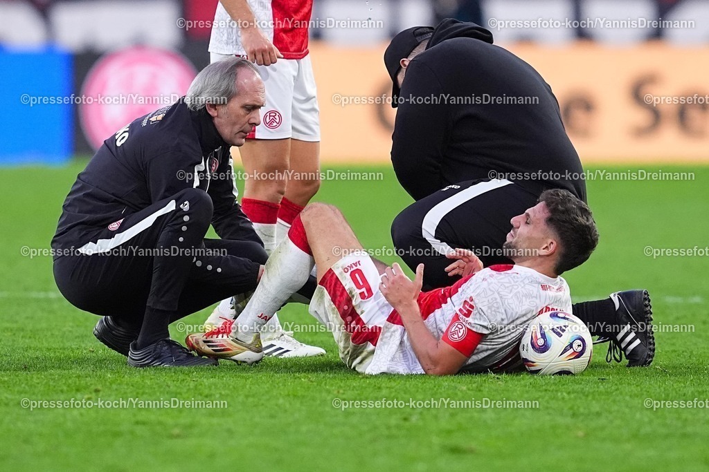 xYDRx18102501137 | 18.10.2025, xydrx, Fußball, 3.Liga, Rot-Weiss Essen - FC Viktoria Köln, Saison 2025 2026, Stadion an der Hafenstraße:  Ahmet Arslan (Rot-Weiss Essen #6) word auf dem Platz behandelt  DFB regulations prohibit any use of photographs as image sequences and or quasi-video.