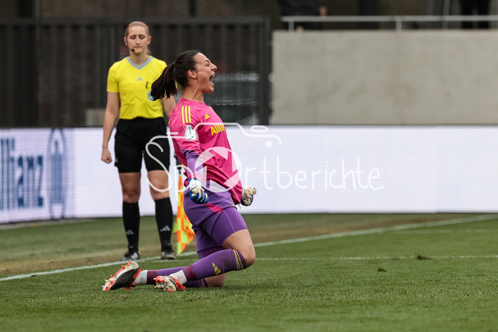 FC Bayern München Damen - Eintracht Frankfurt Damen | FCB Keeperin Maria-Luisa GROHS (FCB #22) haelt den zweiten von 3 Elfmetern / Elfmeter / Gehalten / Freude / Jubel / Happy / Emotion / Emotionen