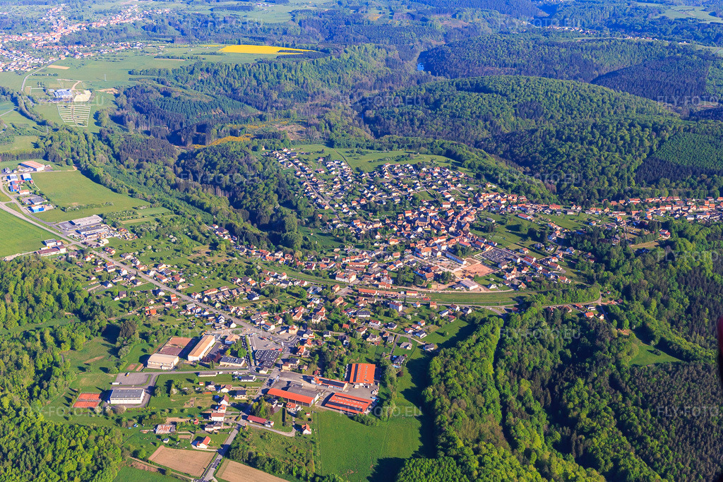 Vue aérienne: Vue d'ensemble des lieux dans les monts Vosges du Nord le matin, vue du sud-est. à Lemberg dans le département Moselle, France. Photo: IMG_146056.jpg prise le 01/05/2025 par Werner Riehm/FLY-FOTO.euRésolution de l'original: 5168 x 3445 px
