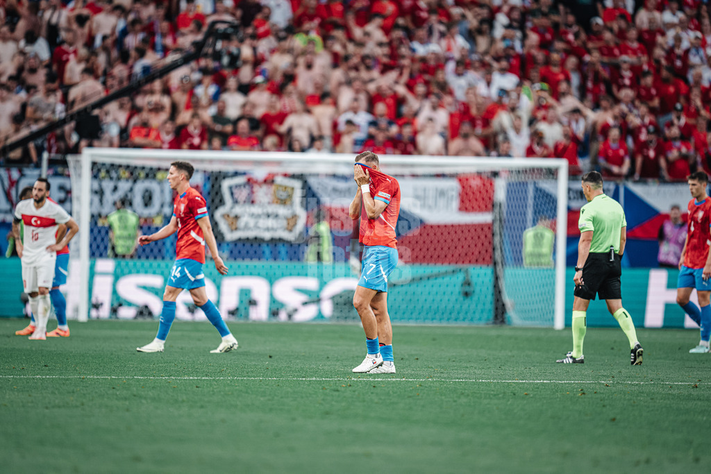 Fußball | Herren | UEFA-Fußball-Europameisterschaft 2024 | Gruppe F | Tschechien vs. Türkei | 26.06.2024 | Antonin Barak (#7, Tschechien) verlässt nach seiner Gelb Roten Karte das Spiel