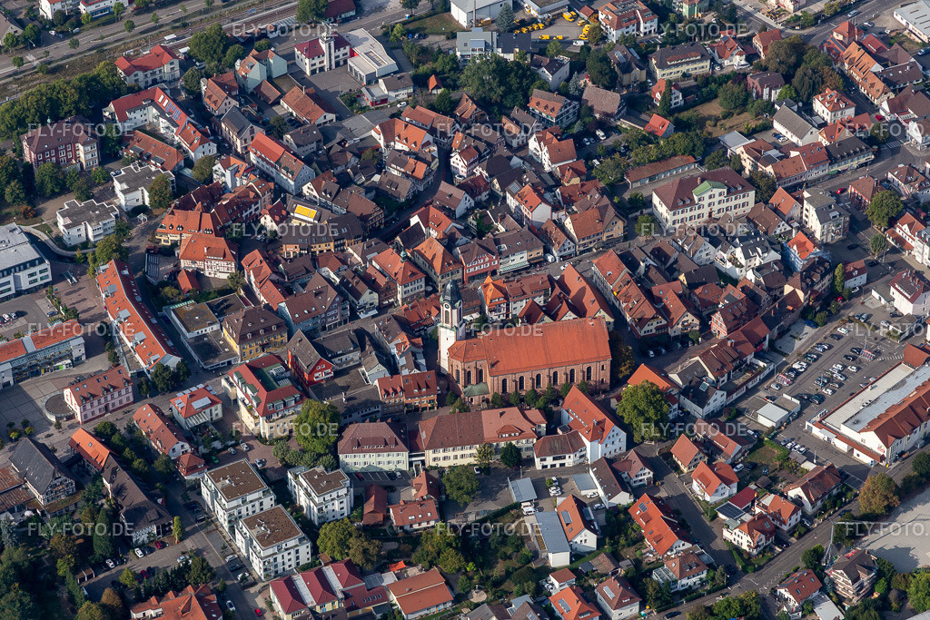Kirchengebäude der Katholischen Kirche St. Cyriak im Altstadt- Zentrum der Innenstadt | Luftbild: Kirchengebäude der Katholischen Kirche St. Cyriak im Altstadt- Zentrum der Innenstadt im Ortsteil Gaisbach in Oberkirch im Bundesland Baden-Württemberg in Deutschland. Foto: IMG_008923.jpg vom 20.09.2020 durch Werner Riehm/FLY-FOTO.de - Realisiert mit Pictrs.com