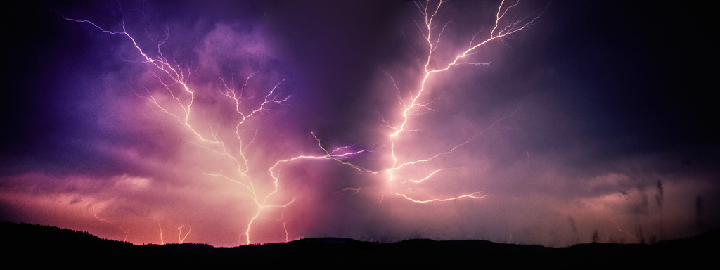 Gewitter_Hochschwarzwald_23.7.1983_45x120cmcm_23906 | Wetterleuchten, Blitze aus2 Langzeitbelichtungen montiert, 
Fotografiert auf Diamaterial, Scan 