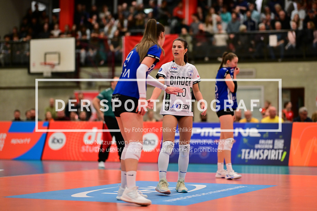 Volleyball I Frauen I Saison 2025-2026 I Bundesliga I 8. Spieltag I ETV Hamburger Volksbank Volleys - Binder Blaubären TSV Flacht I 43132 | Sara Marjanovic (9, Binder Blaubären TSV Flacht) Leonie Büdenbender (10, Binder Blaubären TSV Flacht) - Realisiert mit Pictrs.com