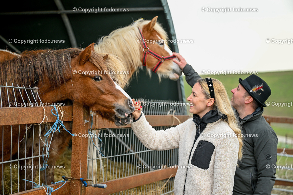 Gnadenhof Wiesmayrgut_ Familie Fuchsberger_ Gunskirchen_ 05.03.2024-21 | 05.03.2024, Gunskirchen, AUT, Gnadenhof Wiesmayrgut, Familie Fuchsberger, im Bild Denise Prueckl und Pascal Kitzmueller mit Ponys