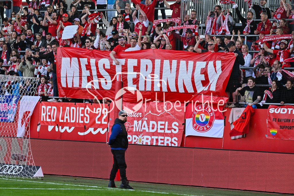 FC Bayern München - SC Freiburg | Die Spielerinnen des FC Bayern feiern die Meisterschaft nach dem Heimsieg gegen den SC Freiburg / Frauen Bundesliga: FC Bayern Muenchen - SC Freiburg, FC Bayern Campus am 27.04.2025 Spruchband der Fans - MEISTERINNEN