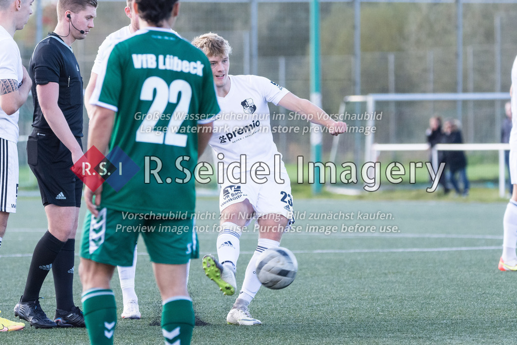 Fußball, Saison 2022/23, Flens-Oberliga, VfB Lübeck II - Heider SV, Lohmühle KR (Lübeck), 16.10.2022, 14. Spieltag | Gustavo Melo Nogueira da Silva (#23, Lübeck, Teamkapitän) führt unerwartet für die Gegner und Mitspieler den Freistoß aus und erzielt dabei ein Tor.