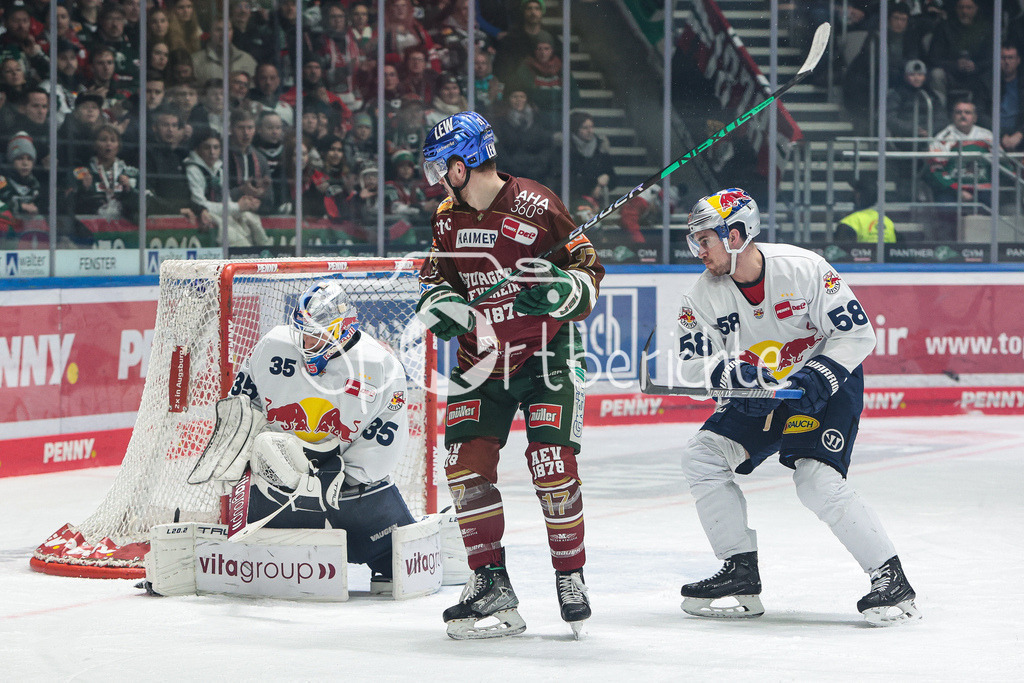 Augsburger Panther - EHC Red Bull München | v. l. Mathias NIEDERBERGER (RBM #35), Ryan KUFFNER (AEV #17) und Ryan McKIERNAN (RBM #58)