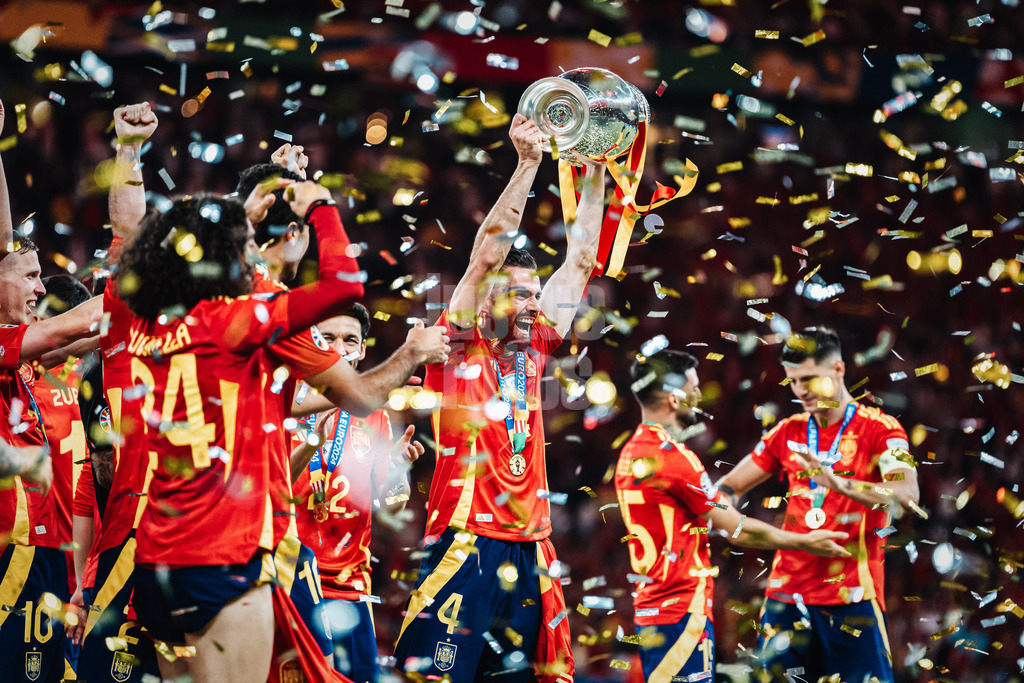 Fußball | Herren | UEFA-Fußball-Europameisterschaft 2024 | Finale | Spanien vs. England | 14.07.2024 | Nacho (#4, Spanien) hisst den Pokal