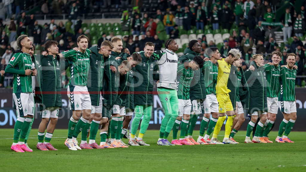 Fussball, Bundesliga, SV Werder Bremen - 1. FC Union Berlin | Spieler des SV Werder Bremen mit Jubel über den Sieg, Freude über das gewonnene Spiel, bedanken sich bei den Fans, Zuschauern für die Unterstützung, DIE DFL-RICHTLINIEN UNTERSAGEN JEGLICHE NUTZUNG VON FOTOS ALS SEQUENZBILDER UND/ODER VIDEOÄHNLICHE FOTOSTRECKEN. DFL REGULATIONS PROHIBIT ANY USE OF PHOTOGRAPHS AS IMAGE SEQUENCES AND/OR QUASI-VIDEO.