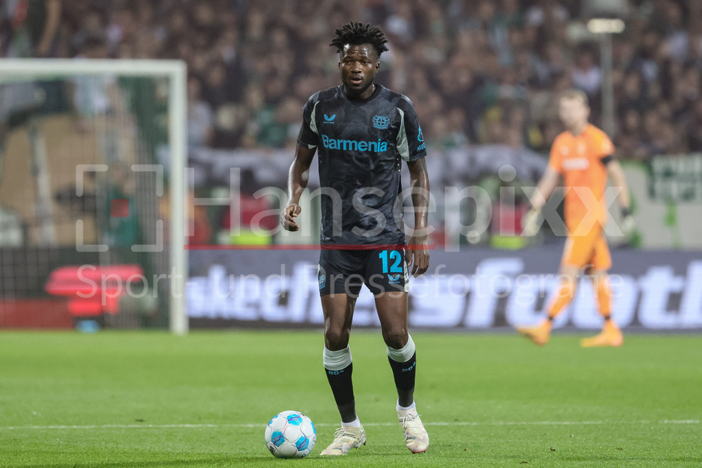Fussball, Bundesliga, SV Werder Bremen - Bayer 04 Leverkusen | v.li.: Edmond Tapsoba (Bayer 04 Leverkusen, 12) am Ball, Freisteller, Einzelbild, Ganzkörper, Aktion, Action, Spielszene, DIE DFL-RICHTLINIEN UNTERSAGEN JEGLICHE NUTZUNG VON FOTOS ALS SEQUENZBILDER UND/ODER VIDEOÄHNLICHE FOTOSTRECKEN. DFL REGULATIONS PROHIBIT ANY USE OF PHOTOGRAPHS AS IMAGE SEQUENCES AND/OR QUASI-VIDEO.
