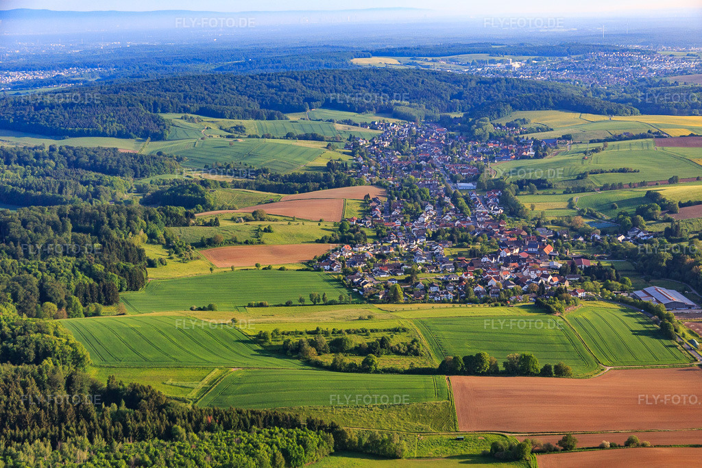 Luftbild: Dorfübersicht aus Süden im Modautal im Ortsteil Ober-Modau in Ober-Ramstadt im Bundesland Hessen in Deutschland. Foto: IMG_088704.jpg vom 20.05.2016 durch Werner Riehm/FLY-FOTO.de
