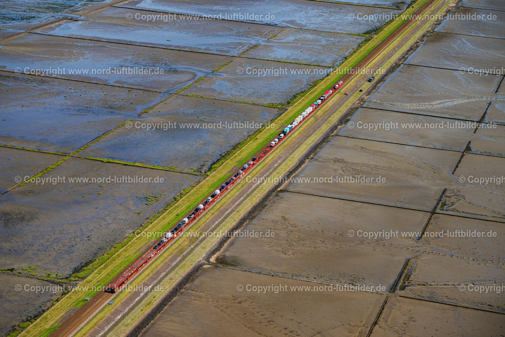 Sylt_Hindenburgdamm_Autozug_Db_Rot_ELS_5036130825 | SYLT 21.06.2025 Wattenmeer der Nordsee- Küste am Hindenburgdamm in Sylt im Bundesland Schleswig-Holstein. // Wadden Sea of North Sea Coast on Hindenburgdamm in Sylt in the state Schleswig-Holstein. Foto: Martin Elsen