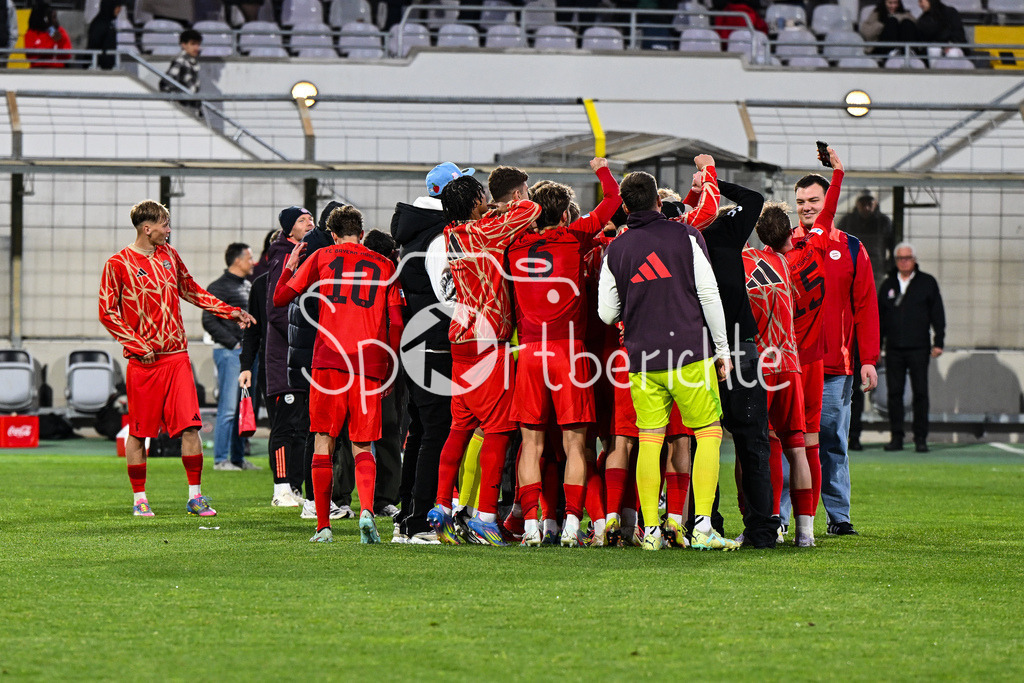 FC Bayern Amateure - Türkgücü München | Die Spieler der Bayern Amateure feiern zusammen mit den Fans nach dem letzten Heimspiel der Saison / Regionalliga Bayern: FC Bayern Muenchen II - Tuerkguecue Muenchen, Gruenwalder Stadion am 09.05.2025