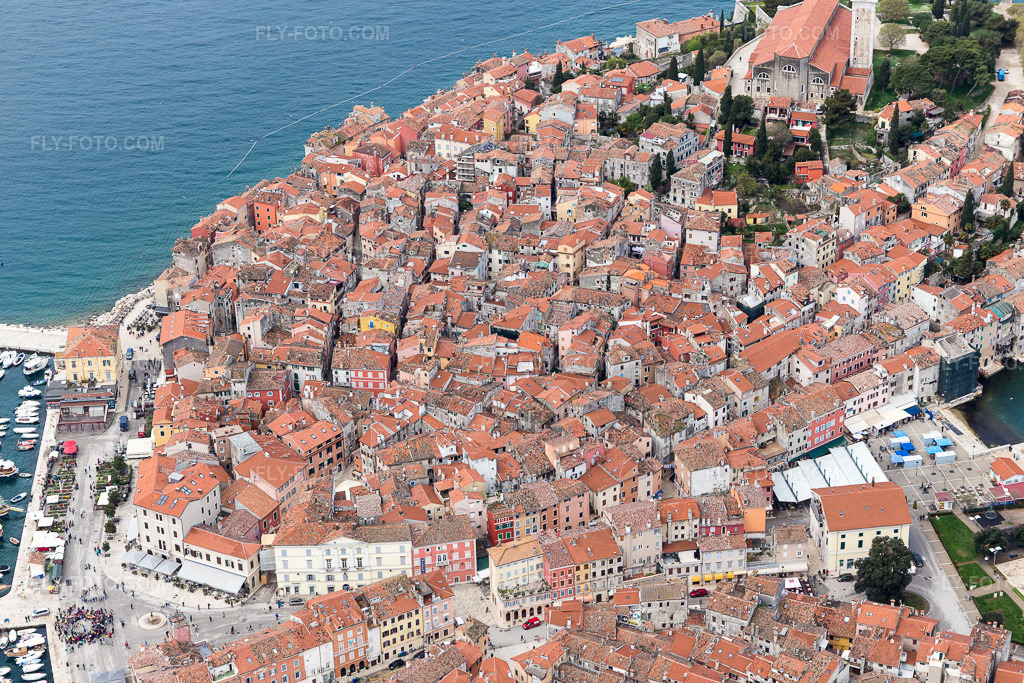 Aerial view: View of the town in Rovinj in the state Gespanschaft Istrien, Croatia. – Photo: IMG_105980.jpg taken on 04/13/2018 by Werner Riehm/FLY-FOTO.com – Resolution of the original: 5472 x 3648 px