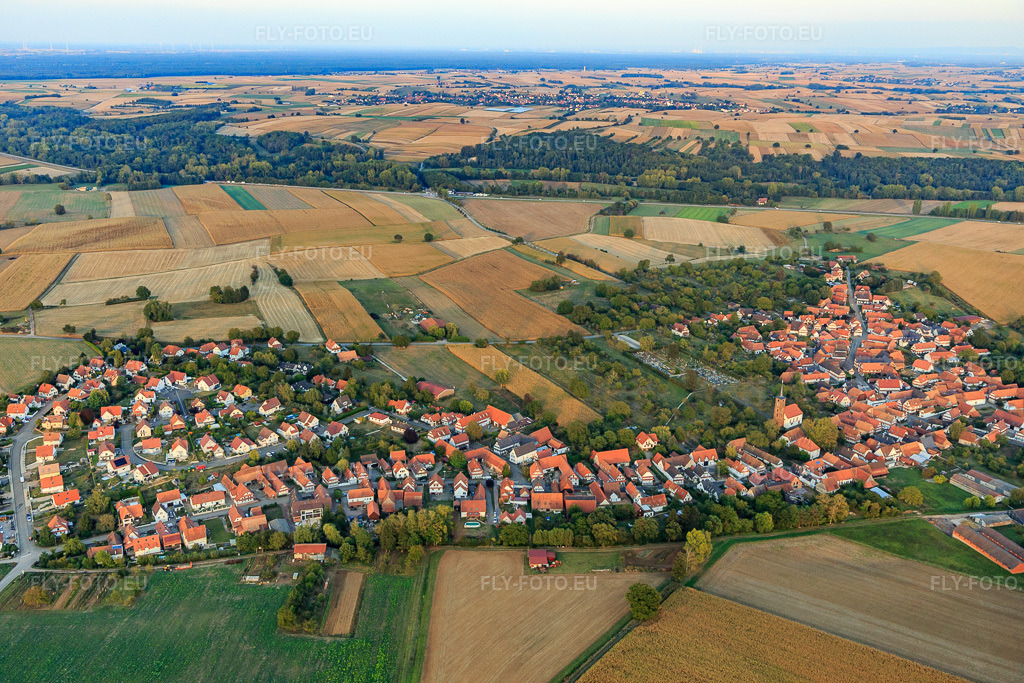 Vue aérienne: Vue de la ville depuis le sud-ouest à Schœnenbourg dans le département Bas Rhin, France – .Photo: IMG_123287.jpg prise le 30/09/2020 par Werner Riehm/FLY-FOTO.eu – Résolution de l'original: 5472 x 3648 px