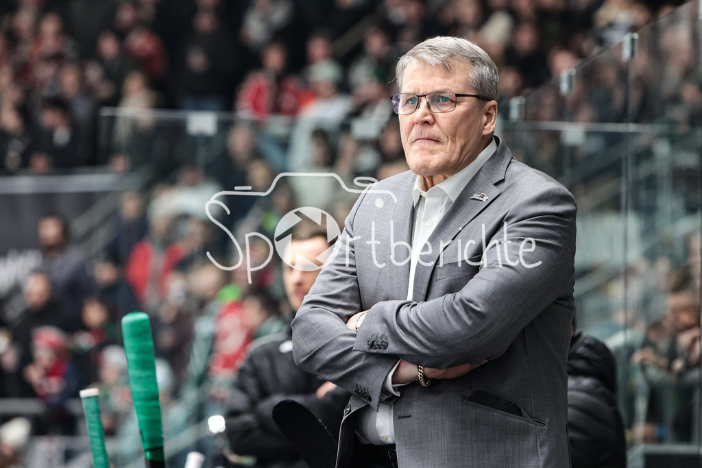 Augsburger Panther - Loewen Frankfurt | Panther Trainer Kai SUIKKANEN in Aktion